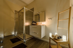 - Sadhana Massage Center brassia-ducha-privada-erotic-massage-center-valencia-3