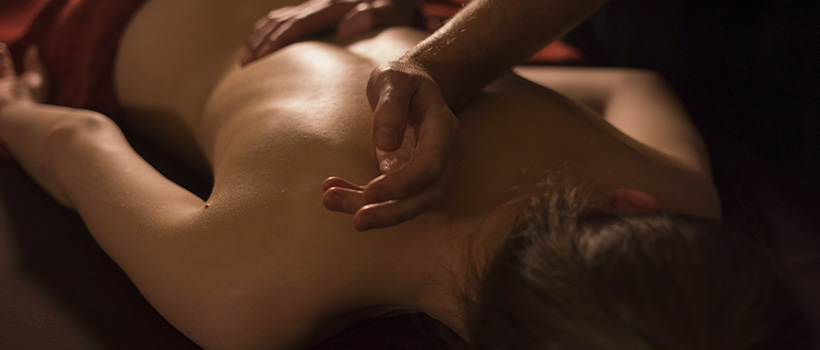 ¿Cómo hacer un masaje tántrico a una mujer?